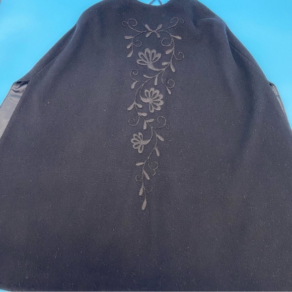 Vintage Women’s Wool Embroidered Poncho Black - Picture 8 of 10